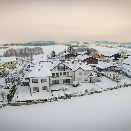 Sonntagsglück - Premium Seekirchen, Ruhiges Feriendomizil Im Grünen, Gemeinsamer Poolarea * Seekirchen am Wallersee