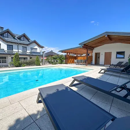 Ferienhaus Sonntagsglück - Premium Seekirchen, Ruhiges Feriendomizil Im Grünen, Gemeinsamer Poolarea