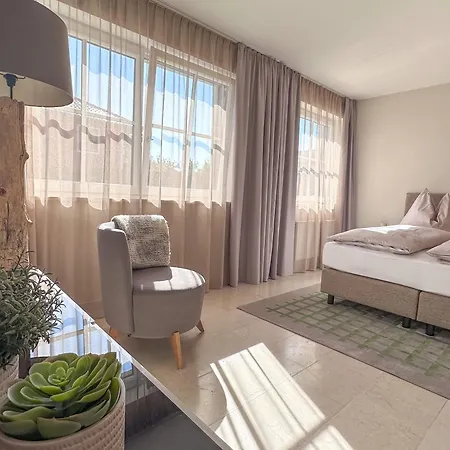 Ferienhaus Sonntagsglück - Premium Seekirchen, Ruhiges Feriendomizil Im Grünen, Gemeinsamer Poolarea
