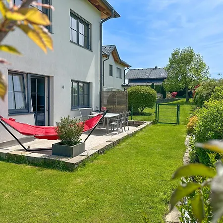 Ferienhaus Sonntagsglück - Premium Seekirchen, Ruhiges Feriendomizil Im Grünen, Gemeinsamer Poolarea